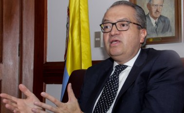 El procurador general de la nación, Fernando Carrillo Flórez, ha hecho fuertes reparos a dos artículos de la Reforma Política, por considerarlos lesivos. Colprensa