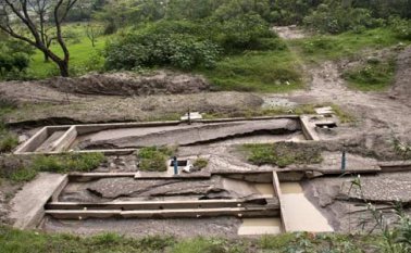 En la captación de la bocatoma, ubicada en el corregimiento de Juan Frío, el barro y lodo del río Táchira afecta la prestación del servicio. Una rejilla agolpa hojas de árboles y no dejan pasar el agua. La opinión