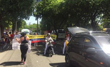 Este lunes, trabajadores de la IPS Unipamplona salieron a las calles a exigir pago de cinco meses de salario que les adeudan. Cortesía