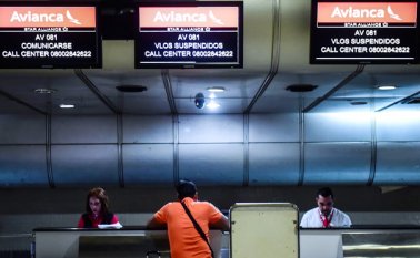 La mayoría de aerolíneas suspendieron los vuelos a Venezuela por los dineros que el gobierno les debe y la falta de mantenimiento de la infraestructura aeroportuaria. AFP