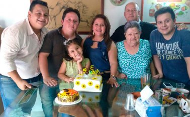 Hans Licht, Daniel Licht, Sara Licht, Pilar Arias (homenajeada), Hans Licht, Mercedes Ramírez y Johan Licht. Cortesía