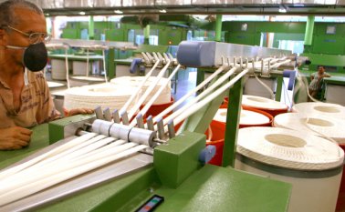 La falta de control para el ingreso de mercancía a muy bajo costo al país, tiene a la industria textil colombiana al borde de la quiebra. Colprensa