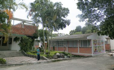 La sede del colegio Agustina Ferro debe ser recuperada y ampliada para mejorar las condiciones en que estudian 1.700 estudiantes, en su mayoría en condición de vulnerabilidad. Archivo