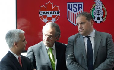 La candidatura conjunta se considera la favorita para albergar el torneo en 2026. Sunil Gulati (izquierda), presidente de la Federación de Fútbol de EEUU; Decio de María (centro), presidente de la Federación Mexicana; y Victor Montagliani, presidente de la Asociación de Fútbol de Canadá. AP