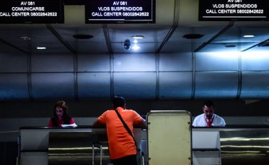 Aerolíneas Argentinas suspendió su vuelo del 9 de agosto a Caracas -según una fuente de la empresa- porque en Maiquetía faltan insumos, repuestos, combustible y alimentos para la tripulación. AFP