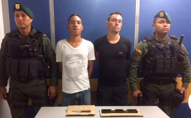 Wilder Celis Durán y Luis Carlos Sánchez utilizaban presuntamente este cuchillo y un trozo de una base de televisor, simulando un arma, para intimidar a las víctimas. Policía Nacional