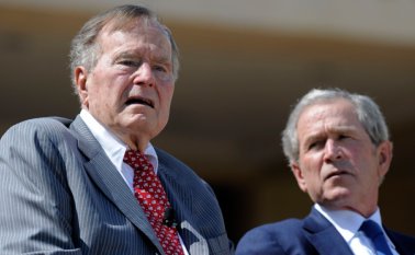 Los expresidentes republicanos George H.W. Bush y George W. Bush divulgaron un comunicado poco común en ellos, para rechazar el racismo. AFP