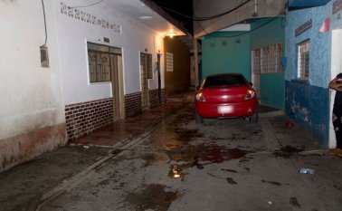 Al parecer, la balacera provino de una camioneta negra, marca Toyota, modelo 4Runner. En este callejón quedaron los rastros de sangre del hombre que huyó herido. Alfredo Estévez