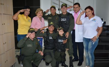 Rocío Flórez, sargento mayor Raúl Montaño, Teresa de Rodríguez; patrullera Martalia Garavito, subintendente Jolmer Ortega, intendente jefe Jesús Puerto, el niño Luis Eduardo Laguado, Leonardo Fernández y Aura Bastos. Edinsson Figueroa