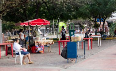 De Prados Norte se ha recibido este año la mayor cantidad de quejas por la invasión del espacio público, no solo de andenes y calles, sino de parques. Alfredo Estévez