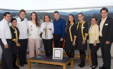 Francisco Díaz, Adriana Ávila, Maicol Ríos, Diana Aristizabal, Luz Adriana Acevedo (ganadora), Camilo Arboleda, María Fernanda Correa, Ximena Rodríguez, Nancy Bayona y Julián González celebraron con un brindis. Alfredo Estévez