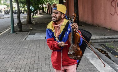 Arteaga se convirtió en un ícono de las movilizaciones opositoras en Venezuela. AFP