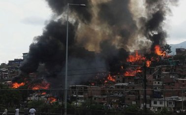 Las autoridades avanzaron primero en el control de la conflagración para poder entregar un reporte oficial del número de familias damnificadas. Twitter