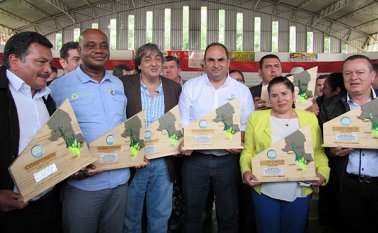 El ministro de Medio Ambiente, Luis Gilberto Murillo, con el senador Manuel Guillermo Mora, el director de Corponor, Gregorio Angarita, entre otros, durante su visita a Pamplona. Archivo