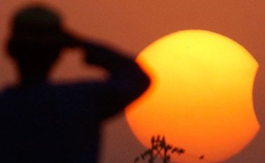 Apreciar el eclipse a simple vista, por varios segundos, sin ninguna protección, puede causar daños irreparables a la retina. Archivo