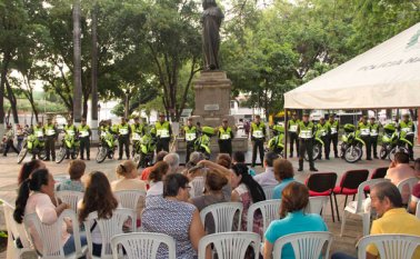 La presentación de los nuevos 85 uniformados que llegaron a la ciudad para los distritos I y II fue hecha por el alcalde César Rojas. Alfredo Estévez