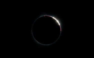 El efecto Bailey’s Beads del eclipse se observa en Madras, Oregon desde el Observatorio Lowell en Estados Unidos. AFP