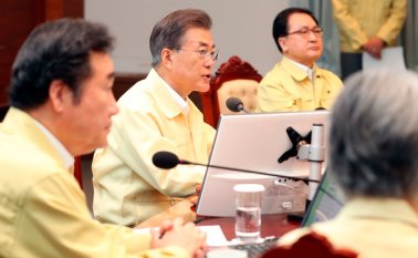 El presidente de Corea del Sur, Moon Jae-in (centro), preside una reunión del gabinete en la Casa Azul, la residencia presidencial en Seúl, este lunes. AP