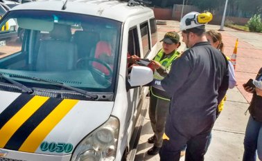 A partir de hoy, la Policía de Tránsito emprende una estrategia para verificar el lleno de los resiquisitos por parte de las empresas y conductores que prestan el servico de transporte escolar en Cúcuta. Orlando Carvajal