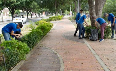 Estudiantes y policías mejoran los senderos peatonales de El Malecón que estaban llenos de maleza. Luis Alfredo Estévez
