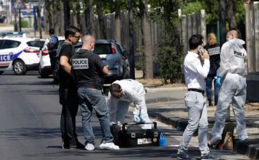Agentes de la policía francesa cerca de un autobús en el distrito de La Valentine, después de que una camioneta embistiera contra dos paradas en la ciudad francesa de Marsella. AP