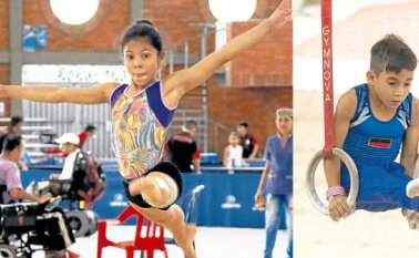 Daira Lamadrid ganó oro en barras asimétricas y viga, en la categoría AC3. Ángel Barajas solo cedió el primer lugar del podio en suelo, en los otros aparatos ganó oro. Archivo La Opinión