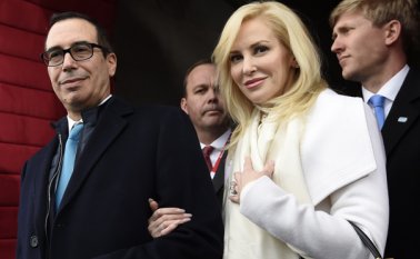 Foto tomada el 20 de enero del 2017 del entonces designado para secretario del Tesoro Stephen Mnuchin y su entonces prometida, Louise Linton, en Washington. AP