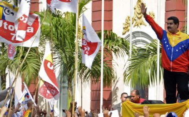 El presidente de venezuela Nicolás Maduro (derecha), saluda a partidarios durante un encuentro con estudiantes en el Palacio de Miraflores en Caracas.