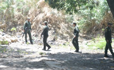 Uniformados de la Policía se desplegaron en las orillas del río Táchira, cerca al puente internacional. Edinsson Figueroa