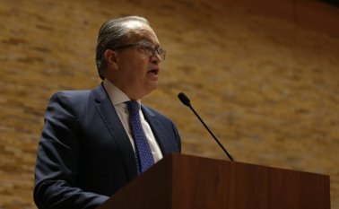 El procurador general Fernando Carrillo Flórez sostiene que la polarización política en la que está Colombia actualmente ha llevado a un sector de fanáticos a repudiar la visita del Papa Francisco, lo cual es inaudito. Colprensa