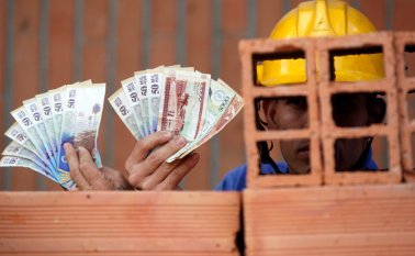 Los gremios de trabajadores piden un aumento del salario que sea de entre 10% 12%. Colprensa