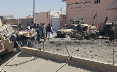 Un kamikaze hizo estallar un coche lleno de explosivos en un aparcamiento cerca de la sede principal de la Policía, en Lashkar Gah. AFP
