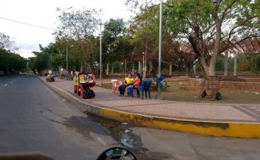 Las ventas informales se volvieron a apoderar el poco espacio público que le queda a El Malecón de la avenida Los Libertadores. Alfredo Estévez