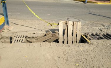 La falta de rejillas en barrios como San Luis, dejará de ser un problema para sus habitantes, pues ya hay un contrato por parte de la alcaldía. Archivo