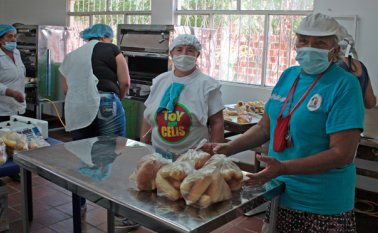 Desde las 6 de la mañana llegan los abuelos al club para comenzar a producir el pan del día. Mario Caicedo