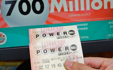 Un cliente muestra un boleto para el Powerball el miércoles 23 de agosto de 2017, en Hialeah, Florida. Un solo boleto de la lotería por una bolsa de 758,7 millones de dólares acertó a los seis números y fue vendido en Watertown, Massachusetts. AP