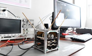 Los científicos a cargo del proyecto trabajan en la programación y verificación de los sistemas del satélite y el equipo terrestre. AFP