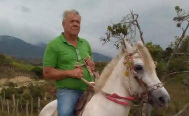 Adalberto de Jesús Casadiego es hijo de la reconocida dirigente liberal Alid Angarita y tío del candidato a la Alcaldía del período pasado Samir Casadiego Sanjuán. Semanario La Provincia