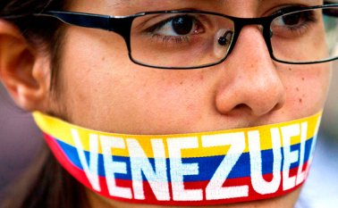 La acción contra los dos principales medios de comunicación privados de Colombia enrarece aún más la relación entre ambos gobiernos. Archivo