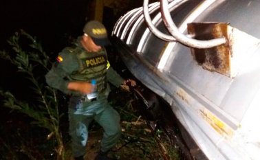 La cisterna, luego de estrellarse con un automóvil, rodó aproximadamente 20 metros hasta una zanja que conduce a la fuente de agua. Cortesía