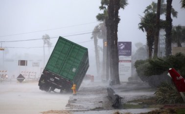 El huracán Harvey arribó a Texas con vientos de 215 kilómetros por hora y lluvias torrenciales. Según lo que indica la presión atmosférica. AP