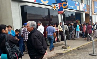 Los bancos han impuesto límites diarios para el retiro de dinero por taquilla. Eilyn Cardozo