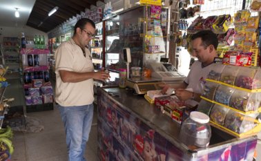 Se estima en los estratos dos hay entre 240 y 300 establecimientos por cada kilómetro. Archivo La Opinión