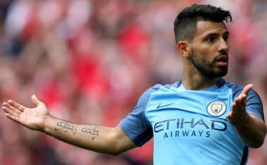 Ya han aparecido algunas fotos en las que se ve al delantero argentino discutir con uno de los responsables de la seguridad del estadio. Tomada de Internet