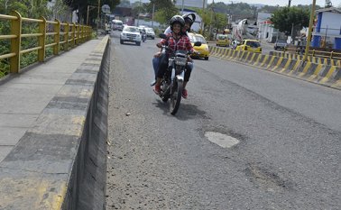 Los huecos se han tomado el paso en el puente vehicular de San Luis, por el que diariamente pasan cientos de carros y motos. Edinsson Figueroa