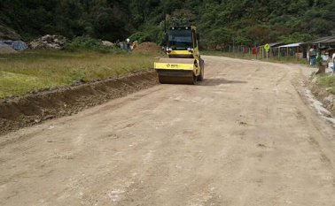 La obra lleva un 84 por ciento de avance con el mejoramiento de 54 kilómetros, de un total de 95 según acuerdo entre el gobierno y el pueblo u’wa. Cortesía