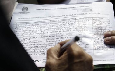 La recolección de firmas se ha convertido en una opción para los candidatos que buscan llegar a las elecciones de 2018, pero no cuentan con el aval de un partido o quieren llegar de manera independiente. Archivo