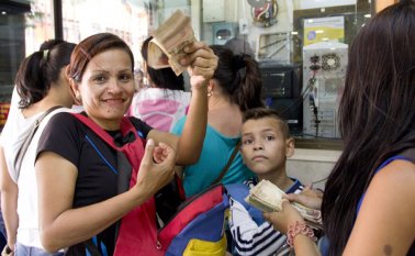 La llegada constante de venezolanos ha generado exceso de bolívares en el mercado cambiario de Cúcuta, que después nadie quiere comprar. Archivo