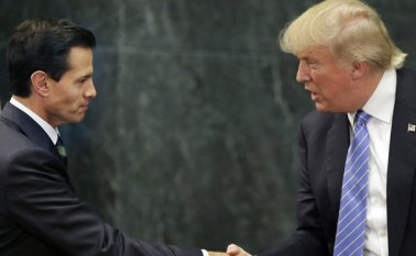 Una investigación del Congreso de Estados Unidos concluyó que el presidente Donald Trump (der.) no tiene la última palabra sobre el Tratado de Libre Comercio con México y Canadá. Archivo