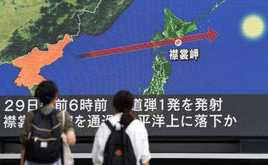 El misil provocó alarma en Japón. Las sirenas sonaron en el norte y millones de ciudadanos recibieron un mensaje del gobierno en su móvil que decía: "Disparo de misil. Manténganse a cubierto". AFP